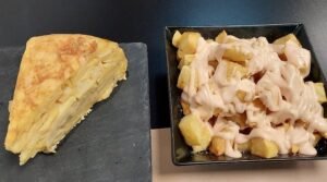 Bar Domenech. C. del Pui, 1 baix. Andorra la Vella. Tel. (+376) 821 571. Bar Restaurant Domènech (Snack Bar Domèn) Ubicado en el Carrer del Pui, 1, este local es muy conocido tanto por los residentes como por los visitantes que buscan una opción auténtica y con una excelente relación calidad-precio en el centro histórico. Menú del Día Imbatible: Es uno de los puntos más destacados, ofreciendo un menú completo por solo 13,50 €. Es una de las opciones más económicas y equilibradas que puedes encontrar en la zona, ideal para una comida casera durante la jornada. Especialidad en tapas: El restaurante destaca por su oferta de tapas variadas, perfectas para compartir en un ambiente distendido. Son famosas por su sabor tradicional y raciones generosas. Domingos de arroz: Tal como mencionas, el arroz a la paella es el protagonista indiscutible de los domingos, convirtiéndose en una cita obligada para quienes disfrutan de este plato clásico en un ambiente familiar. Ambiente y horario: Es un lugar acogedor con un servicio cercano. Abre todos los días de 8:00 a 23:00, lo que lo hace muy versátil tanto para desayunos como para cenas tardías. Datos de contacto: Dirección: Carrer del Pui, 1, AD500 Andorra la Vella. Teléfono: +376 821 571 Es una opción fantástica si buscas comer bien sin gastar de más en una de las calles con más encanto de la capital andorrana. Horarios de 7 de la mañana a 12 de la noche todos los días. La cocina cierra a las 11.  