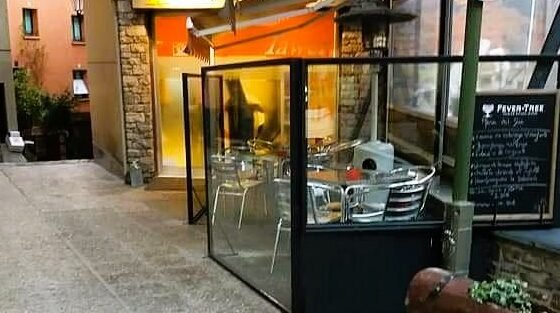 Bar Domenech. C. del Pui, 1 baix. Andorra la Vella. Tel. (+376) 821 571. Bar Restaurant Domènech (Snack Bar Domèn) Ubicado en el Carrer del Pui, 1, este local es muy conocido tanto por los residentes como por los visitantes que buscan una opción auténtica y con una excelente relación calidad-precio en el centro histórico. Menú del Día Imbatible: Es uno de los puntos más destacados, ofreciendo un menú completo por solo 13,50 €. Es una de las opciones más económicas y equilibradas que puedes encontrar en la zona, ideal para una comida casera durante la jornada. Especialidad en tapas: El restaurante destaca por su oferta de tapas variadas, perfectas para compartir en un ambiente distendido. Son famosas por su sabor tradicional y raciones generosas. Domingos de arroz: Tal como mencionas, el arroz a la paella es el protagonista indiscutible de los domingos, convirtiéndose en una cita obligada para quienes disfrutan de este plato clásico en un ambiente familiar. Ambiente y horario: Es un lugar acogedor con un servicio cercano. Abre todos los días de 8:00 a 23:00, lo que lo hace muy versátil tanto para desayunos como para cenas tardías. Datos de contacto: Dirección: Carrer del Pui, 1, AD500 Andorra la Vella. Teléfono: +376 821 571 Es una opción fantástica si buscas comer bien sin gastar de más en una de las calles con más encanto de la capital andorrana. Horarios de 7 de la mañana a 12 de la noche todos los días. La cocina cierra a las 11.