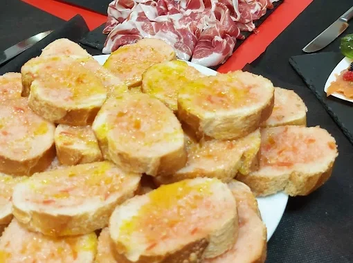 Bar Domenech. Ubicado en el Carrer del Pui, 1, este local es muy conocido tanto por los residentes como por los visitantes que buscan una opción auténtica y con una excelente relación calidad-precio en el centro histórico.