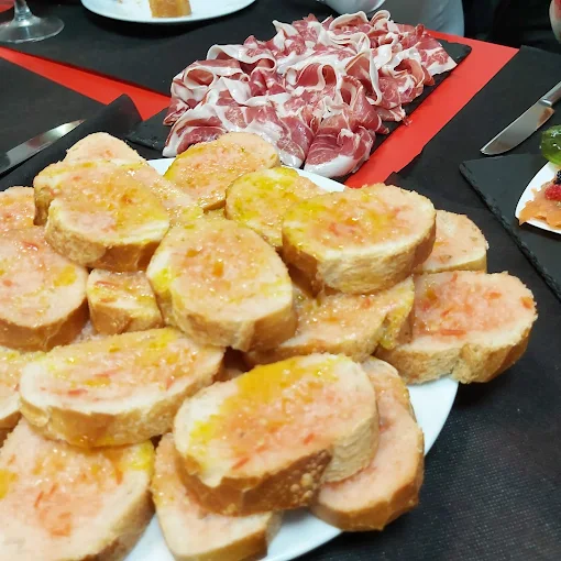 Bar Domenech. Ubicado en el Carrer del Pui, 1, este local es muy conocido tanto por los residentes como por los visitantes que buscan una opción auténtica y con una excelente relación calidad-precio en el centro histórico.